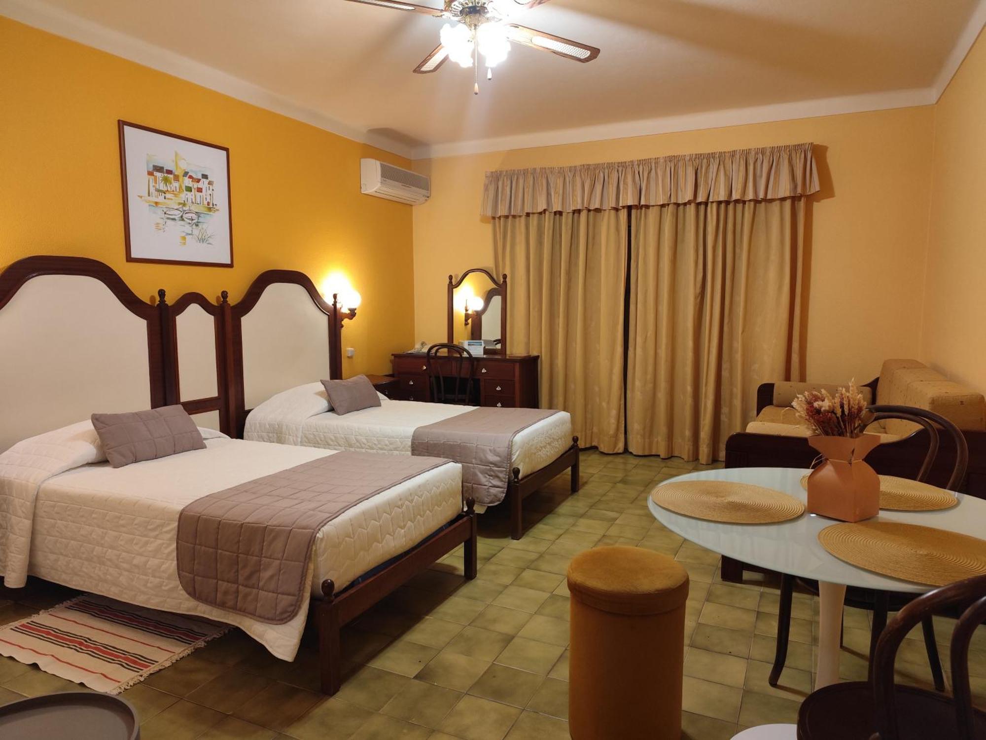 Apartamentos Turisticos Praia Grande Ferragudo  Bagian luar foto